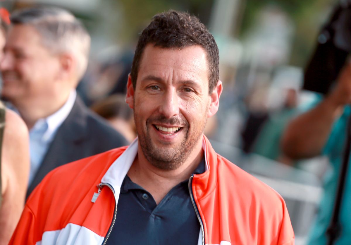 Adam Sandler se reencuentra con la mesera que no lo reconoció - La Opinión