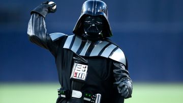 Darth Vader lanza una pelota de beisbol.