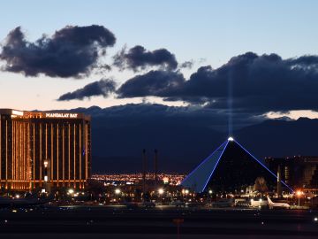 El incidente ocurrió en el hotel Luxor (der.) de Las Vegas.