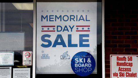 Tiendas que estarán abiertas durante el Memorial Day 2021-GettyImages-1212973606.jpg