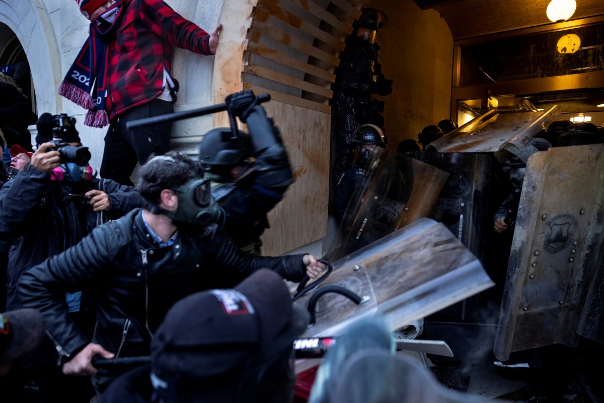 Manifestantes se enfrentan violentamente a las fuerzas de seguridad del Capitolio federal durante el asalto del 6 de octubre.
