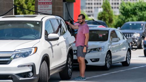 Estados Unidos registra los precios más altos de gasolina durante el Memorial Day en 7 años-GettyImages-1232825496.jpg