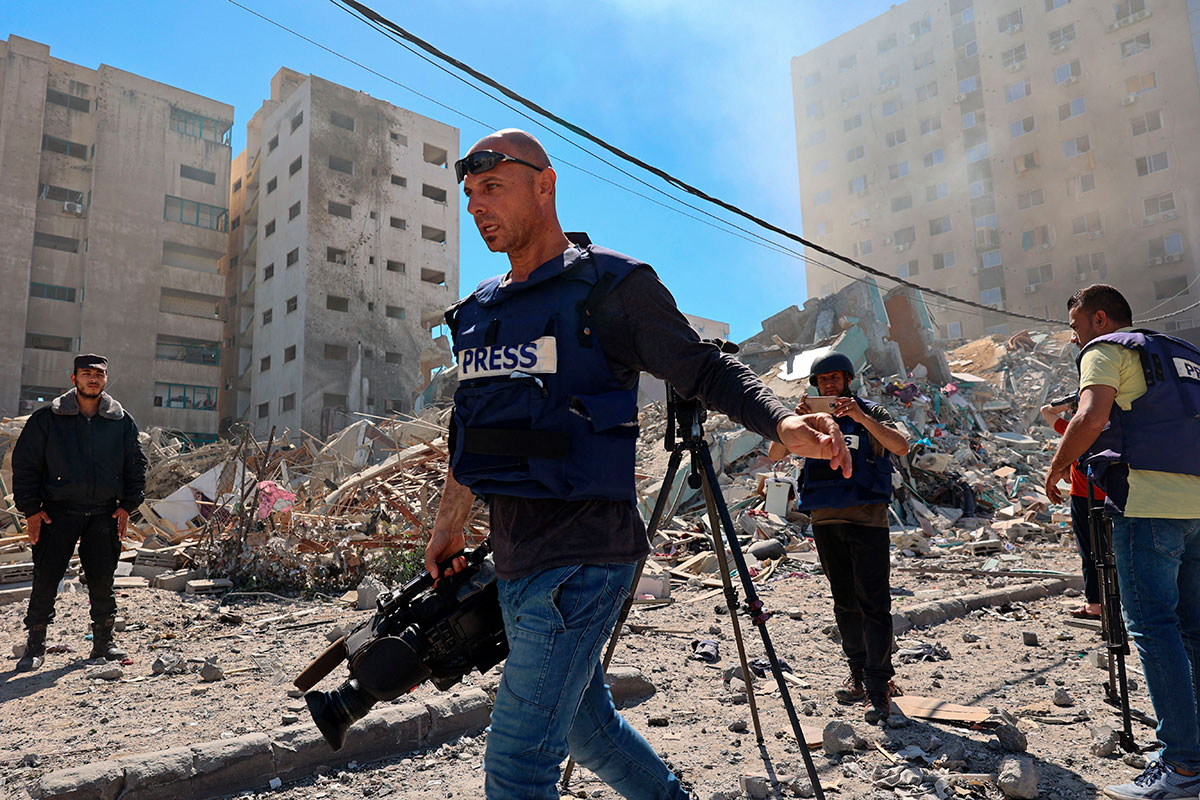 Ejército israelí derriba edificio de 13 pisos que albergaba a las agencias Al-Jazeera y The Associated Press en la Franja de Gaza.