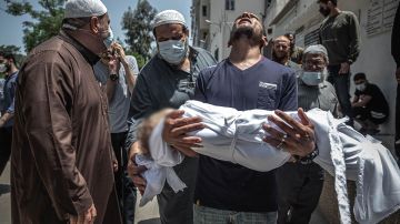Hombre palestino llora por muerte de su hijo