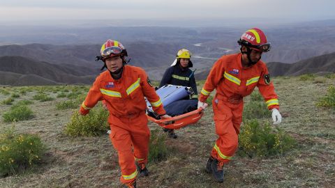 Un equipo de rescatistas se interna en las montañas de la provincia de Gansu en busca de atletas.