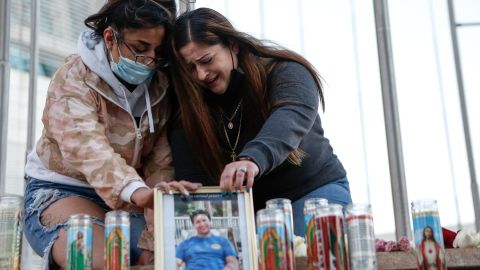 Alyssa Rubino y Christina González le lloran a su primo Michael J. Rudometkin durante una vigilia en San José.