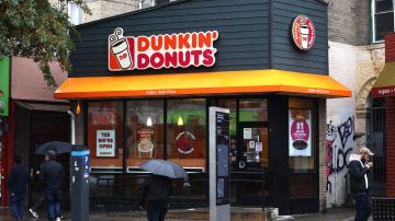 Un empleado de Dunkin’ Donuts mató de un puñetazo a un cliente de 77 tras recibir varios insultos racistas-GettyImages-1282320641.jpg