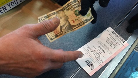 El billete ganador del Mega Millions de $516 millones de dólares fue vendido en Pensilvania-GettyImages-1297834343.jpg