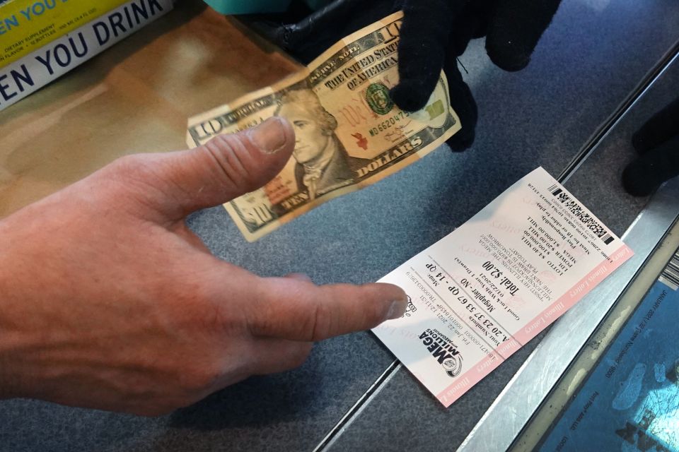 Ganadora de 3 millones de Mega Millions se entera gracias