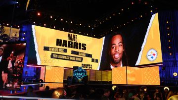 El momento en que Najee Harris fue seleccionado por los Pittsburgh Steelers en el Draft de la NFL.