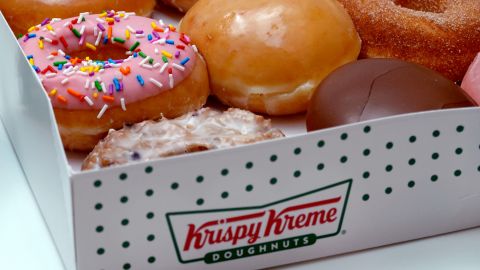 Krispy Kreme regala una docena de donas este jueves a los estudiantes que se gradúan en 2021-GettyImages-1316486136.jpeg