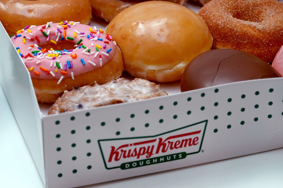 Krispy Kreme ofrece una docena de donas gratis hoy a los estudiantes