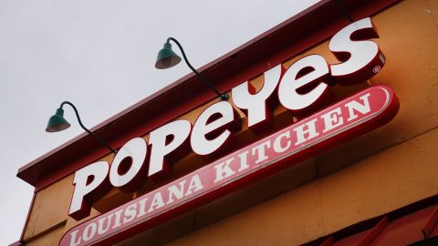 Tras encontrar un mensaje racista una sucursal de Popeyes en Missouri cierra de manera temporal-GettyImages-1316692347.jpeg