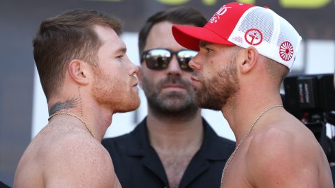 Canelo, aquí en cara a cara con Saunders el viernes, le tiene rencor a De la Hoya.