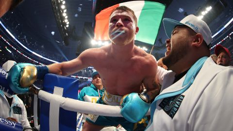 Un eufórico "Canelo" Álvarez celebra su triunfo por nocaut contra Billy Joe Saunders.