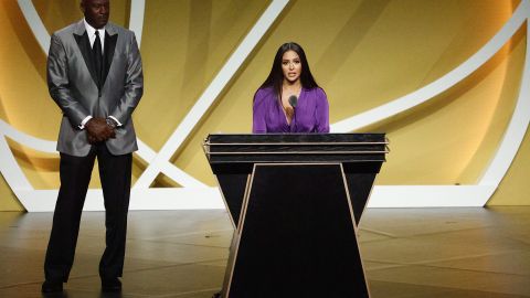 Michael Jordan a un costado de Vanessa Bryant durante la ceremonia del Salón de la Fama.