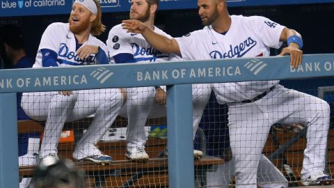 Albert Pujols, aquí junto a Justin Turner y Max Muncy, no ha dejado de sonreír en Dodger Stadium.