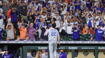 Clayton Kershaw es ovacionado por miles de fans de los Dodgers en el estadio de Houston.