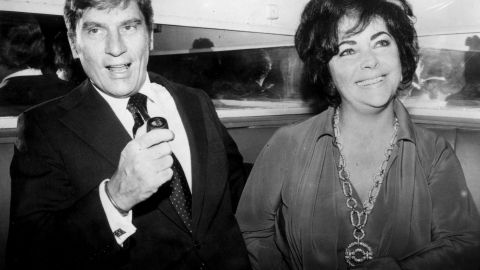 Elizabeth Taylor y su entonces esposo John Warner