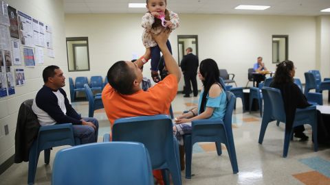 Durante las visitas prepandemia, los detenidos no pueden estar abrazando a sus seres queridos. (Getty Images)