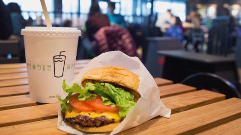 Shake Shack te regala hamburguesas y papas fritas si te vacunas en Nueva York-GettyImages-462426754.jpeg