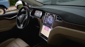 Algunos modelos de Tesla cuentan con sistema de piloto automático.
