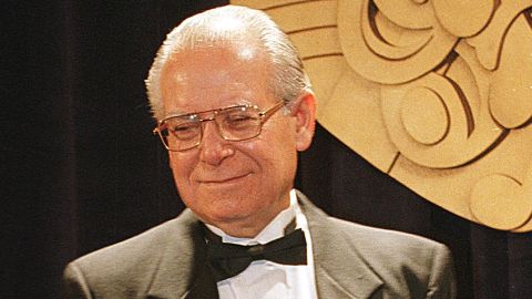 Cruz Reynoso en 2000 al recibir el Premio de la Herencia Hispana en
Washington D.C.