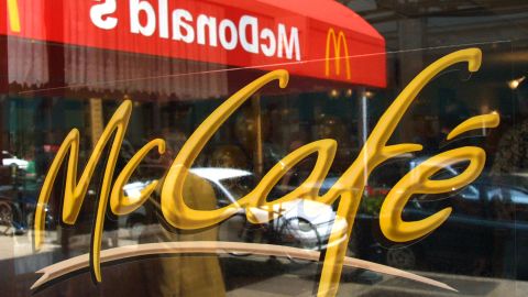 McDonald’s está poniendo un mensaje en sus tazas de café y en Times Square para animar a más personas a vacunarse-GettyImages-806700.jpeg