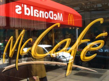 McDonald’s está poniendo un mensaje en sus tazas de café y en Times Square para animar a más personas a vacunarse-GettyImages-806700.jpeg