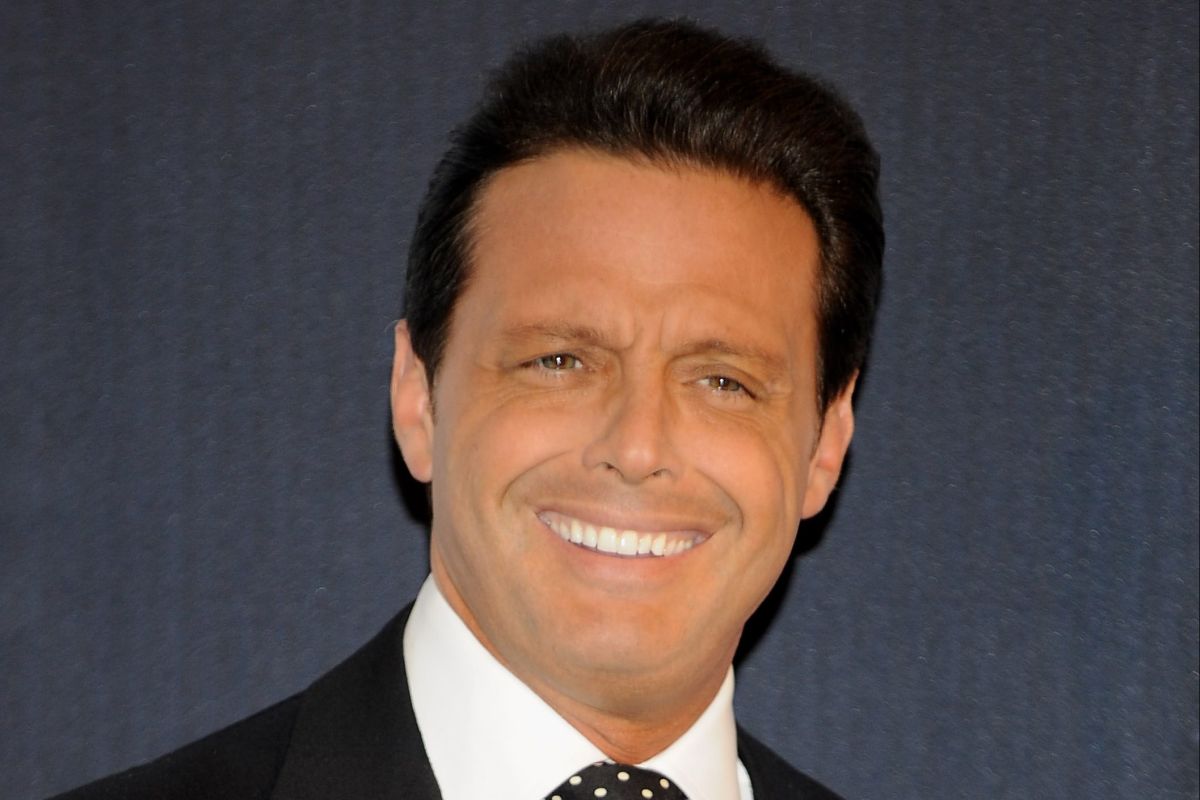 They capture Luis Miguel walking in Los Angeles with the model Mercedes Villador and wearing a radical change of look