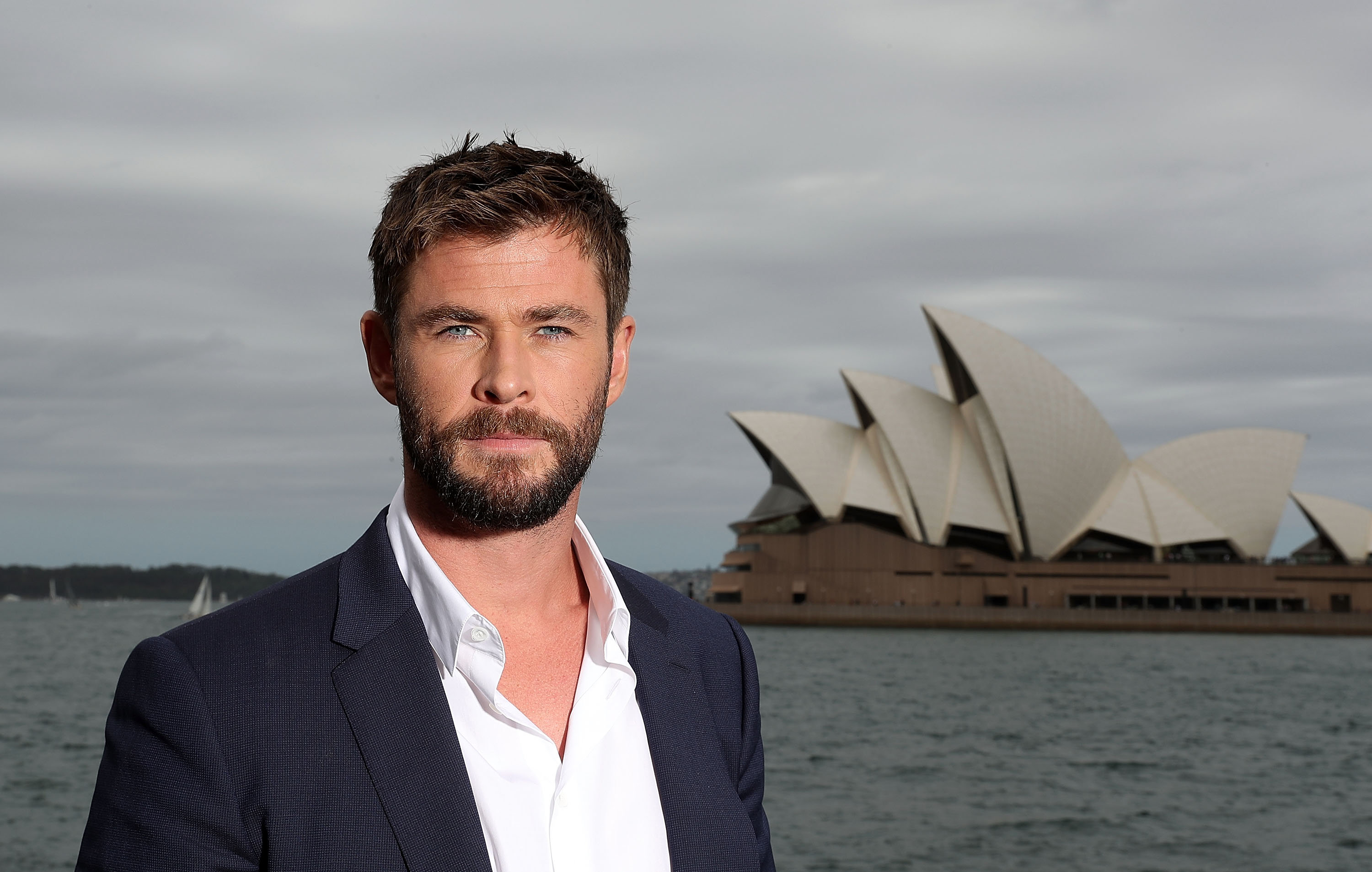 Chris Hemsworth, de 'Thor', posta foto e fãs reparam nas pernas finas, Celebridades