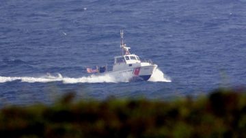 Una embarcación de la Guardia Costera en una misión de rescate.