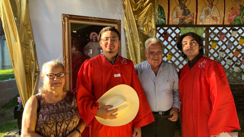 Los hermanos Julián y Daniel Luna ya vacunados junto a sus abuelos José e Irma Robles. (Cortesía Carolina Luna)