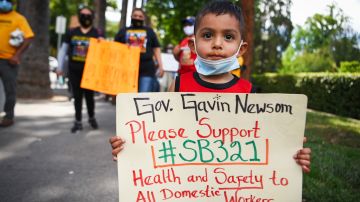 Trabajadoras domésticas y sus hijos piden al gobernador firmar el proyecto de ley SB 321 para darles protecciones. (Cortesía CDWC)