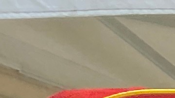 Entregan ramo de flores a Terry Pérez,hija del soldado  John P. Pérez.