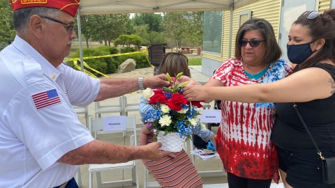 Entregan ramo de flores a Terry Pérez,hija del soldado John P. Pérez.