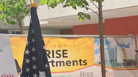 El concejal Curren D. Price (centro) en la inauguración de los apartamentos RISE.(CD9)