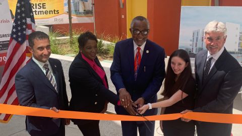 El concejal Curren D. Price (centro) en la inauguración de los apartamentos RISE.(CD9)