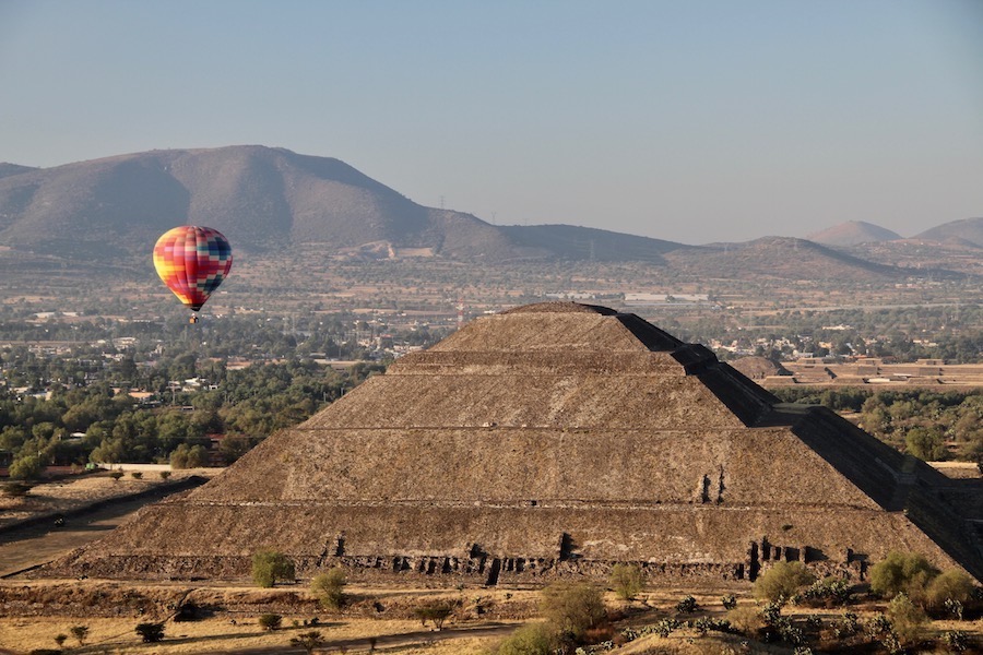 Vista aérea de las pirámides de Teotihuacán desde un globo aerostático