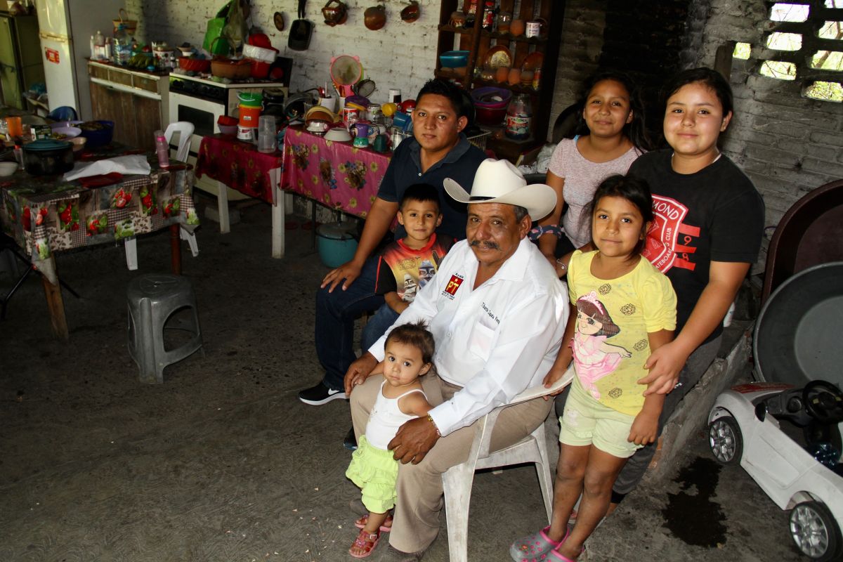 Tiburcio Zapata con sus nietos en la casa donde nació su abuelo