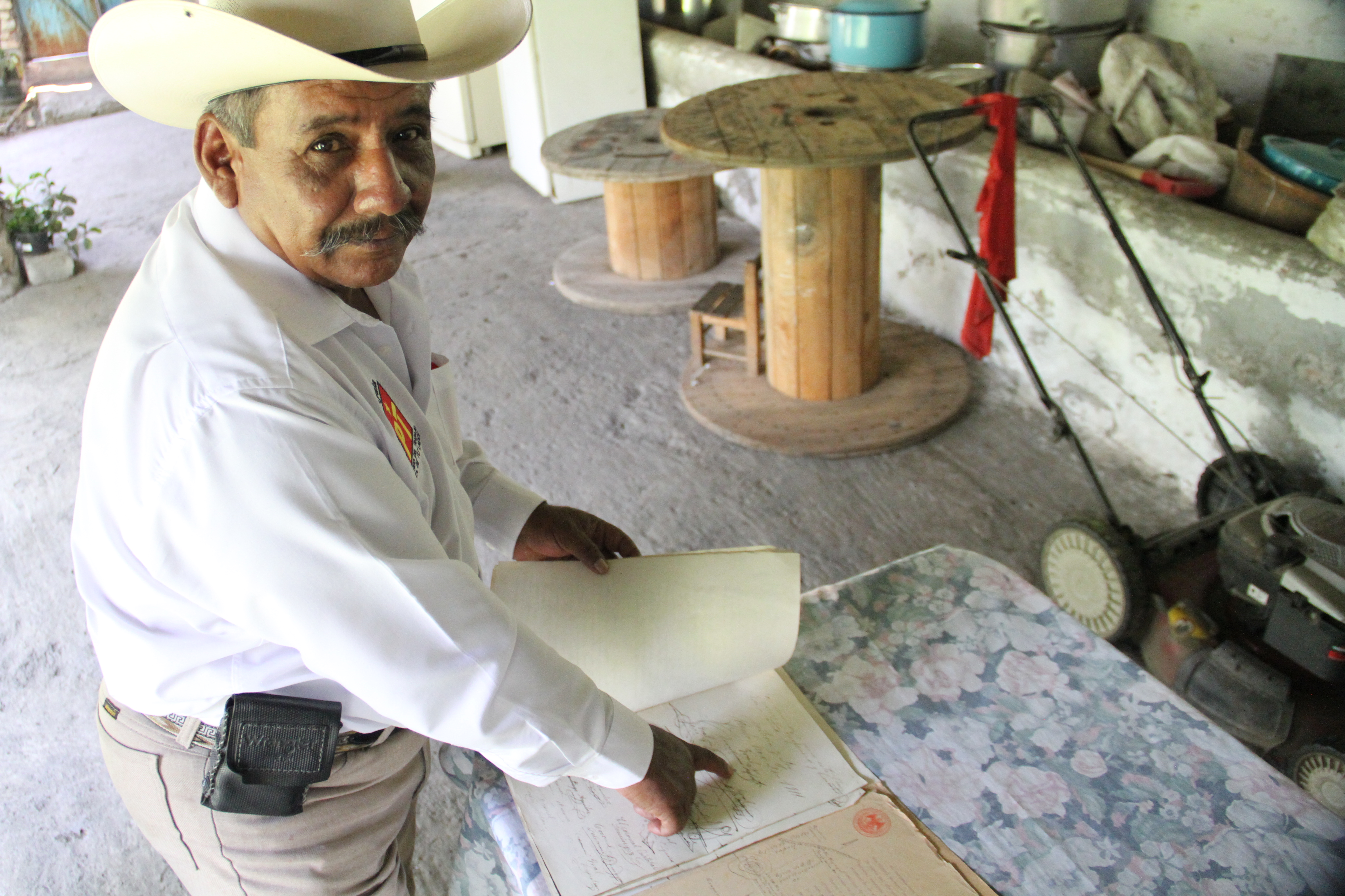 Tiburcio Zapata muestra la copia original del Plan de Ayala que le correspondió a su abuelo