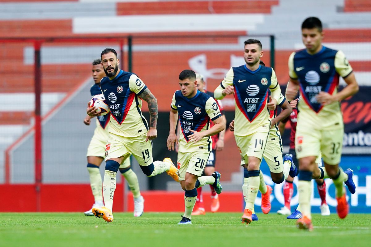 Jugadores del Club América celebran gol de Ema Aguilera en la derrota del fin semana 1-3 ante Toluca.
