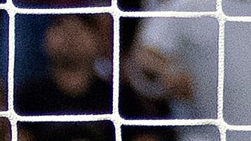 "Chucky" Lozano remata para anotar el gol de la victoria de México sobre Islandia.