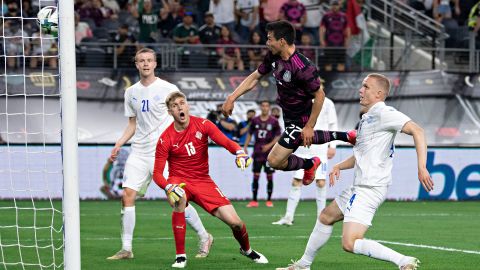 "Chucky" Lozano remata para anotar el gol de la victoria de México sobre Islandia.