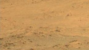 El helicóptero (izq) fue captado en su primer viaje de ida por la cámara del Perseverance.