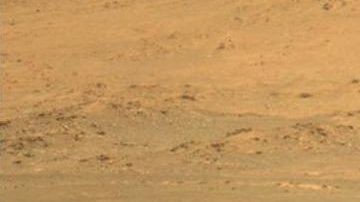 El helicóptero (izq) fue captado en su primer viaje de ida por la cámara del Perseverance.