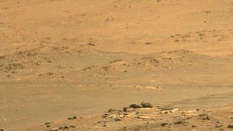 El helicóptero (izq) fue captado en su primer viaje de ida por la cámara del Perseverance.