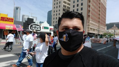 Israel Concha durante la marcha del 1 de mayo en Los Angeles