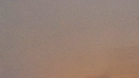 Una bola de fuego estalla en la Torre Jala destruida en un ataque aéreo israelí en la ciudad de Gaza.