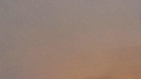 Una bola de fuego estalla en la Torre Jala destruida en un ataque aéreo israelí en la ciudad de Gaza.